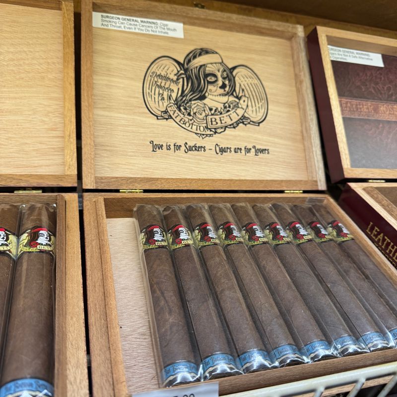 Deadwood Tobacco Fat Bottom Betty by Drew Estate Fat Bottom Betty Robusto (pk/5)