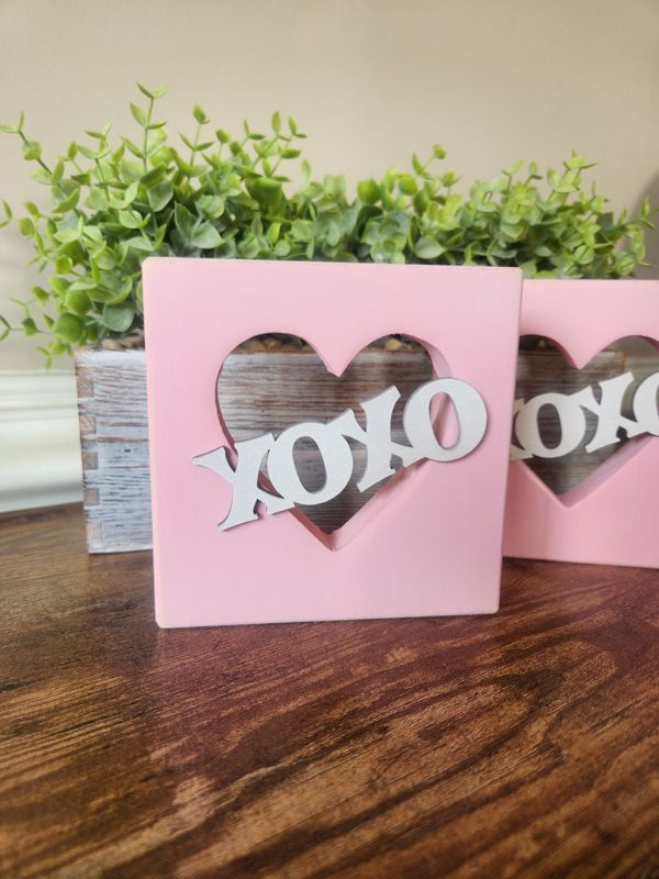 XOXO Free Standing Sign - PINK