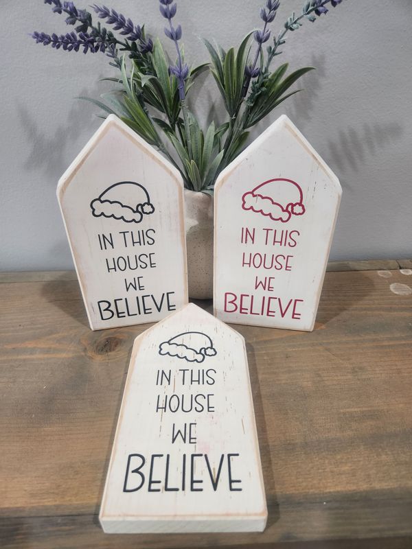 IN T HIS HOUSE WE BELIEVE WITH SANTA HAT SIGN - BLACK DESIGN